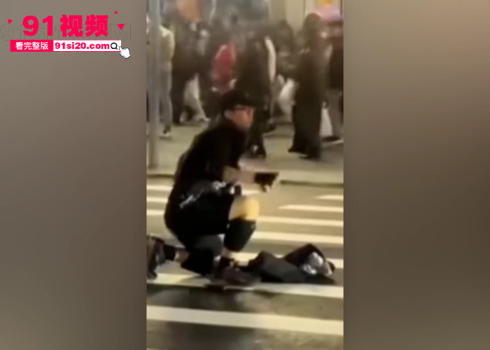 台北捷运车站发生恐怖袭击 一男子往人群丢烟雾弹随机砍人 最后被警察包围跳楼身亡现场视频曝光 - 图7