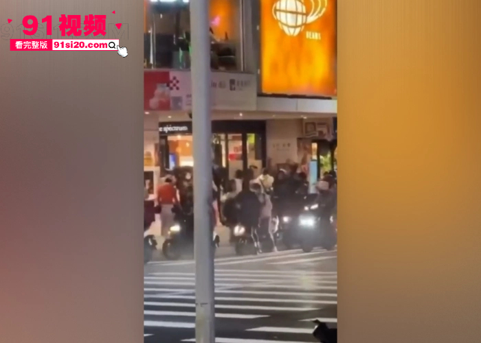 台北捷运车站发生恐怖袭击 一男子往人群丢烟雾弹随机砍人 最后被警察包围跳楼身亡现场视频曝光 - 图8