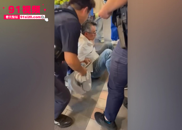 台北捷运车站发生恐怖袭击 一男子往人群丢烟雾弹随机砍人 最后被警察包围跳楼身亡现场视频曝光 - 图9