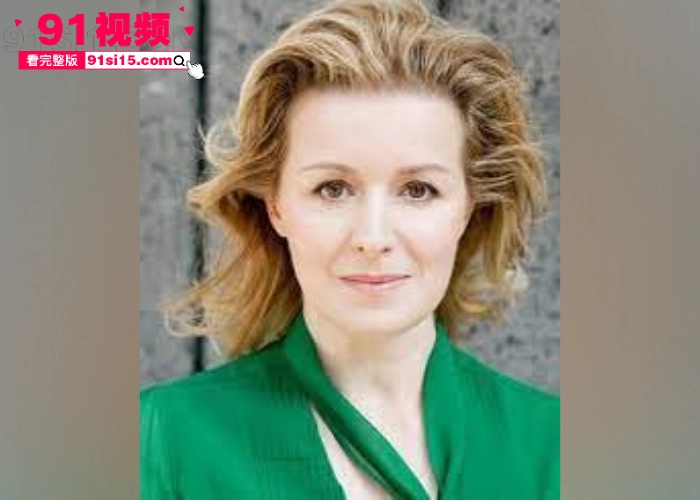 奥地利著名女演员 佩特拉·莫尔泽 年轻时拍摄三级片流出 浴室舔逼酒店蒙眼当着服务员的面做爱 玩的真刺激 - 图2