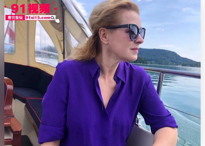 奥地利著名女演员 佩特拉·莫尔泽 年轻时拍摄三级片流出 浴室舔逼酒店蒙眼当着服务员的面做爱 玩的真刺激 - 图4
