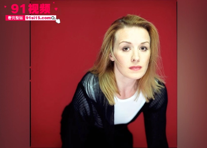 奥地利著名女演员 佩特拉·莫尔泽 年轻时拍摄三级片流出 浴室舔逼酒店蒙眼当着服务员的面做爱 玩的真刺激 - 图5