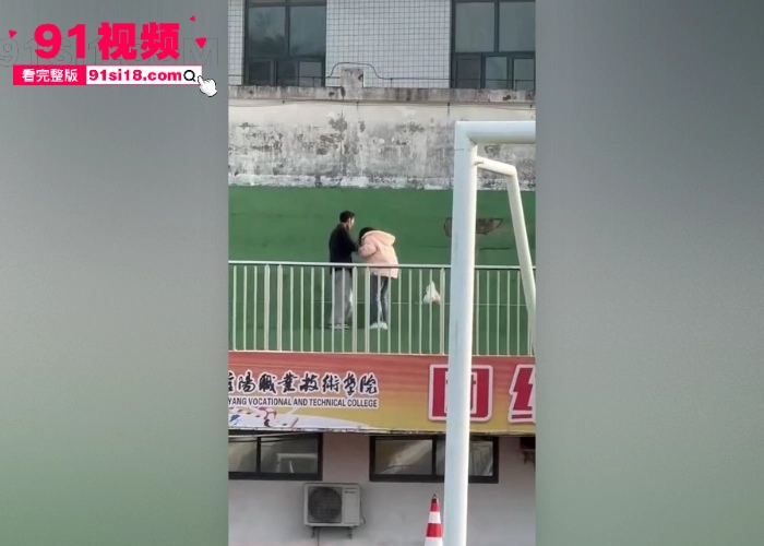 信阳职业技术学院大瓜 一对小情侣大白天上演了一场天为被地为床的性爱 当着百人的面揉奶让女友给他口 牛逼啊 - 图4