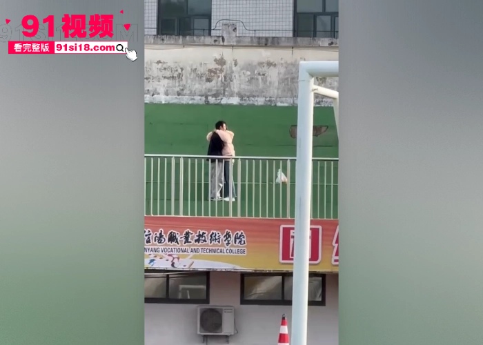 信阳职业技术学院大瓜 一对小情侣大白天上演了一场天为被地为床的性爱 当着百人的面揉奶让女友给他口 牛逼啊 - 图7