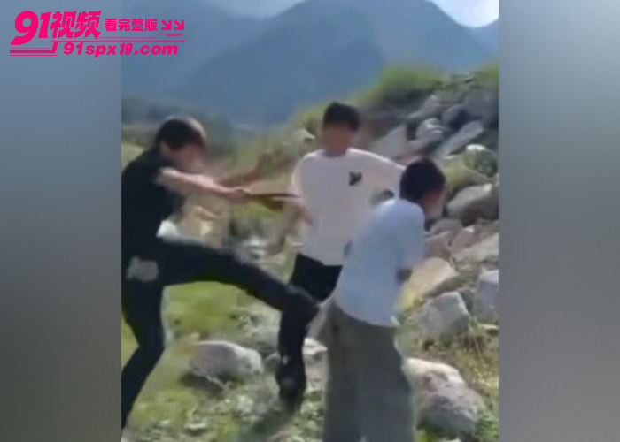 甘肃临夏回族自治州霸凌事件 两少年郊外长时间围殴瘦小男孩 一人全程录像实拍 - 图1