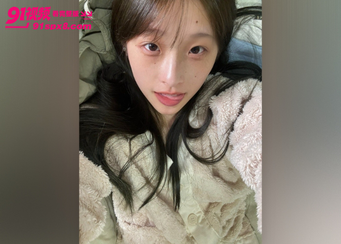 高颜值学生妹在宿舍跟炮友激情裸聊 蒙眼调教边抠无毛粉逼边揉奶 极其诱人 - 图2