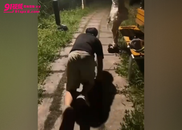 深夜公园长椅极致羞辱男奴 萝莉女王坐着调教M男 脚下男人像狗一样跪爬舔脚 - 图5
