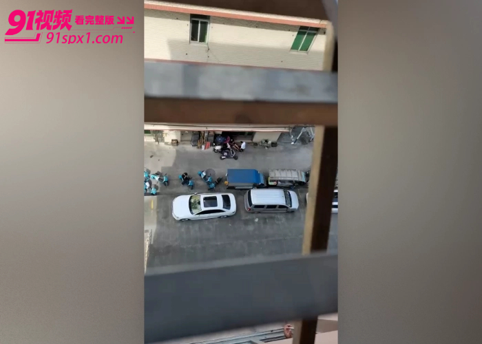 妻子偷情被抓现场 老公怒砍奸夫 从移民村小旅馆二楼追砍到楼下 脖子中刀血流不止 偷情需谨慎啊 - 图2