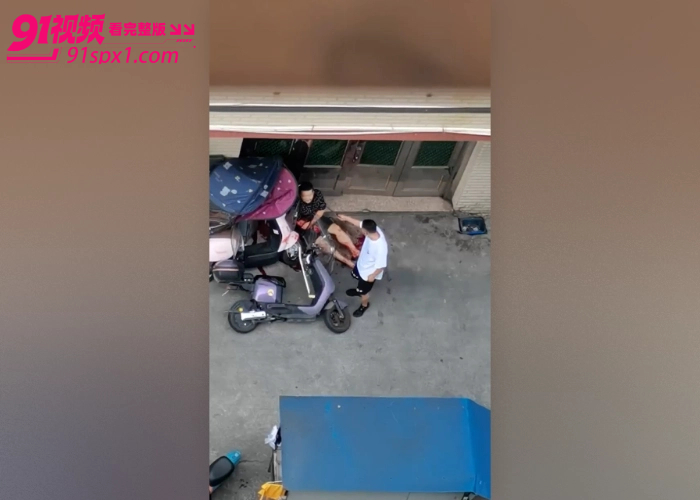 妻子偷情被抓现场 老公怒砍奸夫 从移民村小旅馆二楼追砍到楼下 脖子中刀血流不止 偷情需谨慎啊 - 图3