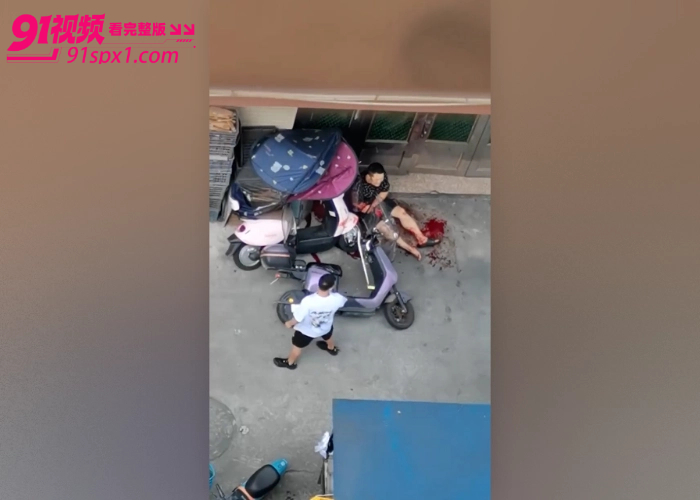 妻子偷情被抓现场 老公怒砍奸夫 从移民村小旅馆二楼追砍到楼下 脖子中刀血流不止 偷情需谨慎啊 - 图4