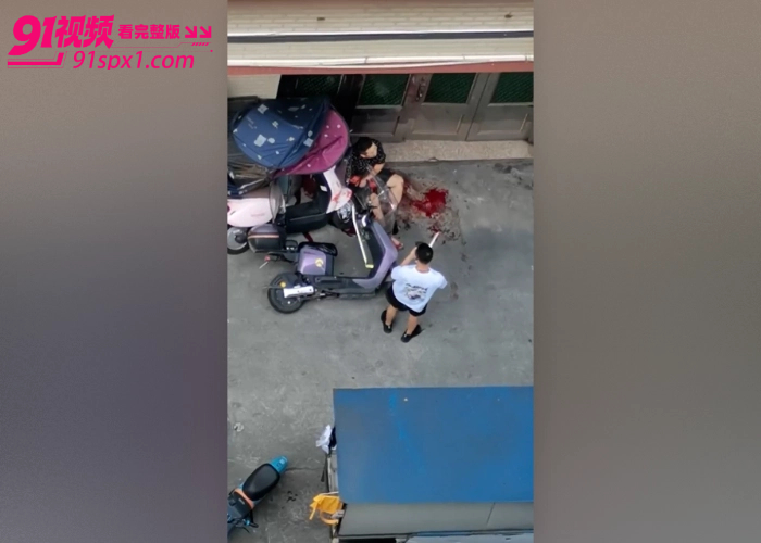 妻子偷情被抓现场 老公怒砍奸夫 从移民村小旅馆二楼追砍到楼下 脖子中刀血流不止 偷情需谨慎啊 - 图5