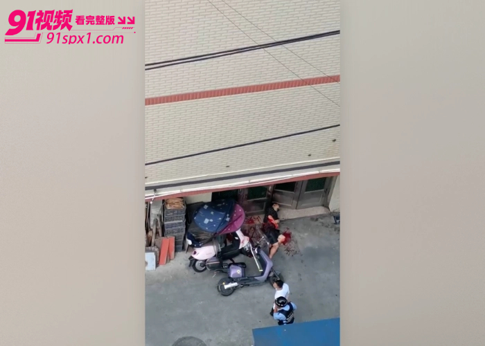 妻子偷情被抓现场 老公怒砍奸夫 从移民村小旅馆二楼追砍到楼下 脖子中刀血流不止 偷情需谨慎啊 - 图6