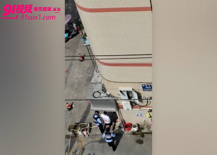 妻子偷情被抓现场 老公怒砍奸夫 从移民村小旅馆二楼追砍到楼下 脖子中刀血流不止 偷情需谨慎啊 - 图7