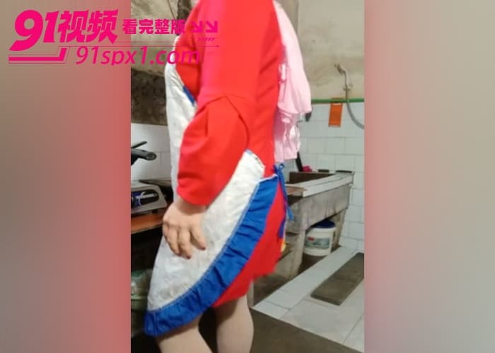 【海角原创】爸爸不在家 厨房疯狂打桩熟女骚妈 巨乳肥臀诱惑加上乱伦加成 怎么也操不够 - 图3