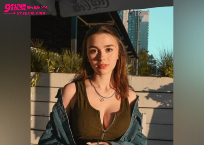 海角原创  金发继妹睡衣趴床玩游戏 美腿蜜桃臀一直撩我 忍不住就把她按倒操了 - 图1