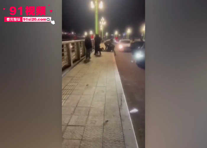 山东潍坊寿光市金光街大桥发生持刀火拼 百名团伙成员手持关公刀砍人现场视频曝光 据传组织砍人者是公安局长 王滨 的干儿子 - 图3