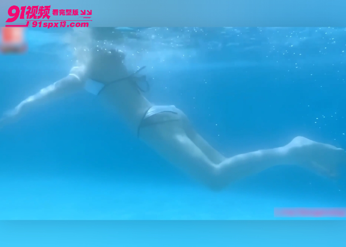 海角原创 弟弟和性感比基尼姐姐在海边旅行中 泳池边进行多次奶油派性爱的视频 - 图4