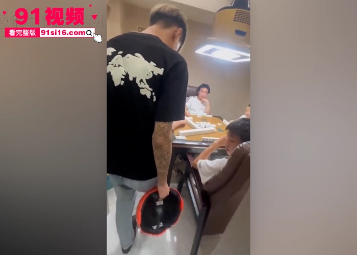 精神小伙使出失传已久的绝学一秒18拳 因怀疑男子摸她对象的手 对着男子就是一顿暴打 麻将馆打人节目效果拉满 - 图2