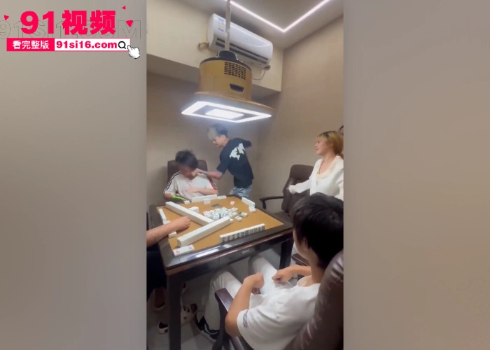 精神小伙使出失传已久的绝学一秒18拳 因怀疑男子摸她对象的手 对着男子就是一顿暴打 麻将馆打人节目效果拉满 - 图4
