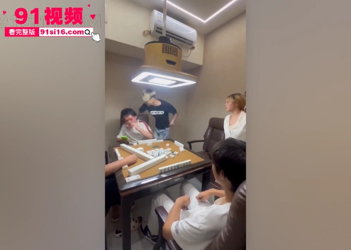精神小伙使出失传已久的绝学一秒18拳 因怀疑男子摸她对象的手 对着男子就是一顿暴打 麻将馆打人节目效果拉满 - 图5