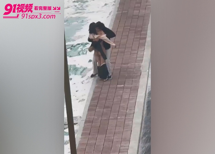 东北大学惊现情侣吵架 女主一言不合就脱衣露臀 被男友强行抱走带回家调教了 ，看这臀型应该操起来挺舒服 - 图1