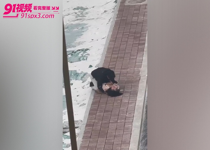 东北大学惊现情侣吵架 女主一言不合就脱衣露臀 被男友强行抱走带回家调教了 ，看这臀型应该操起来挺舒服 - 图4