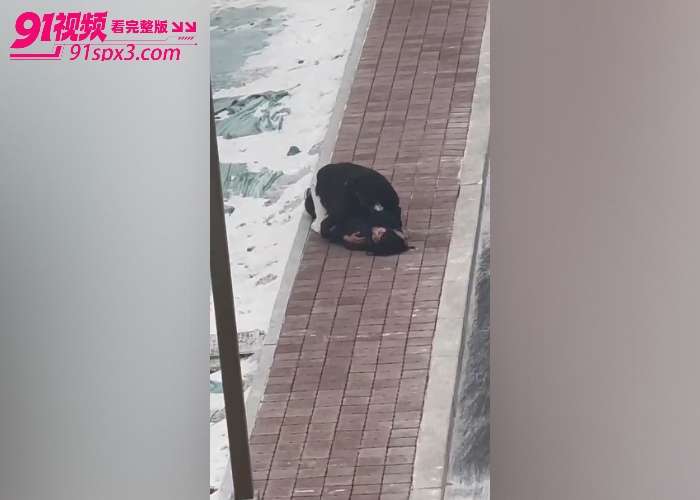 东北大学惊现情侣吵架 女主一言不合就脱衣露臀 被男友强行抱走带回家调教了 ，看这臀型应该操起来挺舒服 - 图5