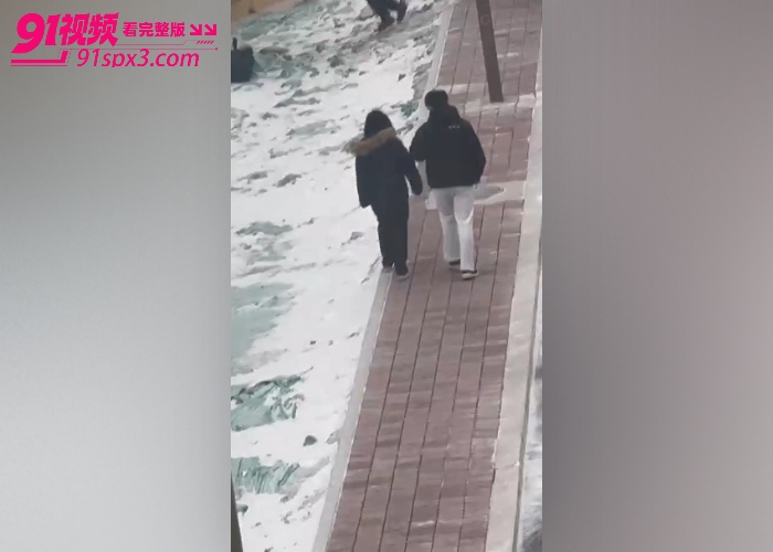 东北大学惊现情侣吵架 女主一言不合就脱衣露臀 被男友强行抱走带回家调教了 ，看这臀型应该操起来挺舒服 - 图7