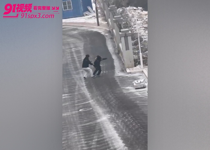 东北大学惊现情侣吵架 女主一言不合就脱衣露臀 被男友强行抱走带回家调教了 ，看这臀型应该操起来挺舒服 - 图8