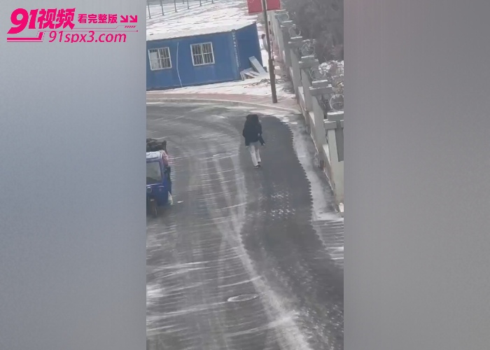 东北大学惊现情侣吵架 女主一言不合就脱衣露臀 被男友强行抱走带回家调教了 ，看这臀型应该操起来挺舒服 - 图9