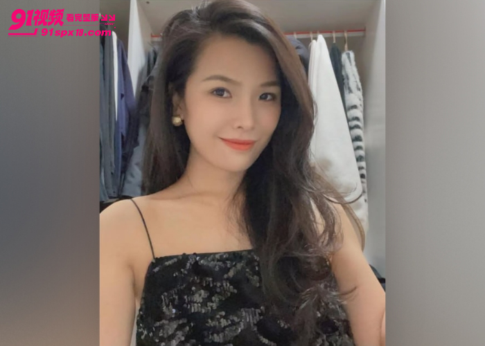 极品少妇穿着情趣黑丝 阳台玩炮机自慰高潮喷尿 猛插骚逼完全不怕邻居看到 - 图1