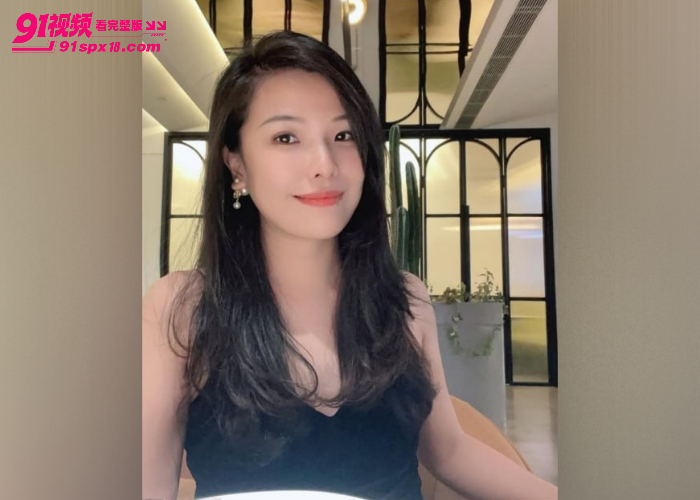 极品少妇穿着情趣黑丝 阳台玩炮机自慰高潮喷尿 猛插骚逼完全不怕邻居看到 - 图2