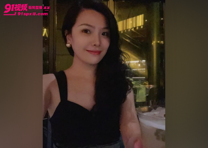 极品少妇穿着情趣黑丝 阳台玩炮机自慰高潮喷尿 猛插骚逼完全不怕邻居看到 - 图3