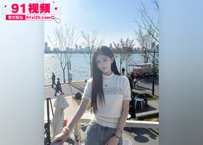 【海角原创】深夜让亲生女儿穿着黑丝AJ踩踏足交 撅起蜜桃臀被亲爹后入内射 - 图1