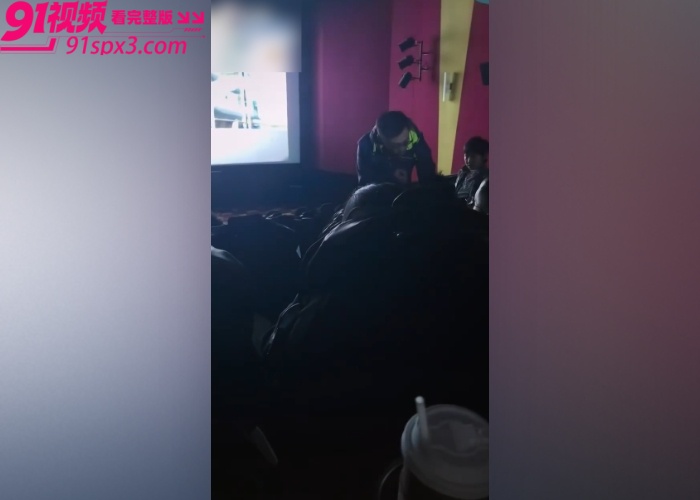 上海环球港影院上演抓奸大戏 骚逼人妻带着儿子情夫去看飞驰人生 被老公抓现场暴打奸夫 这不比电影好看吗？ - 图5