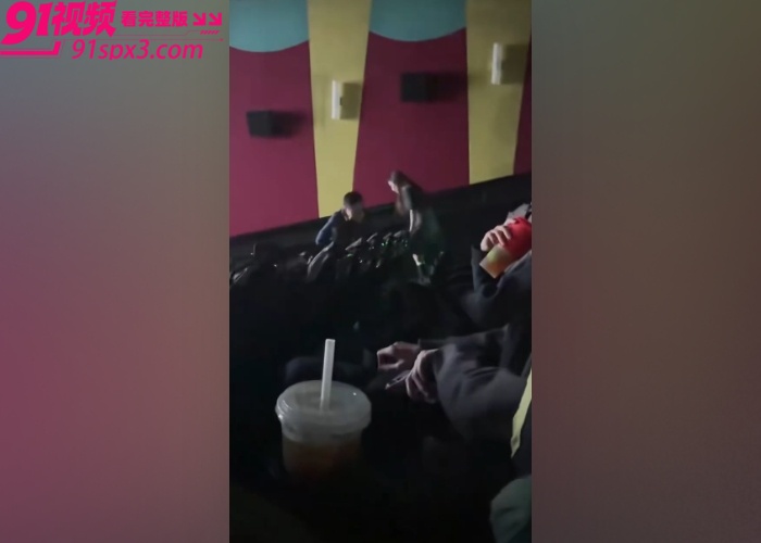 上海环球港影院上演抓奸大戏 骚逼人妻带着儿子情夫去看飞驰人生 被老公抓现场暴打奸夫 这不比电影好看吗？ - 图6