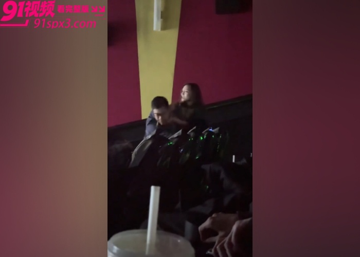 上海环球港影院上演抓奸大戏 骚逼人妻带着儿子情夫去看飞驰人生 被老公抓现场暴打奸夫 这不比电影好看吗？ - 图7