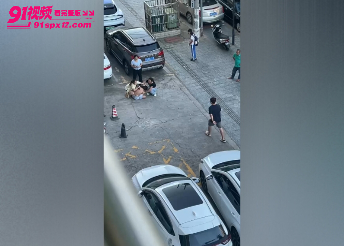 每日一抓街头大乱斗 多人围殴性感小三上演激情撕衣羞辱 现场堪比古惑仔大片看多瓜友直呼过瘾 - 图1