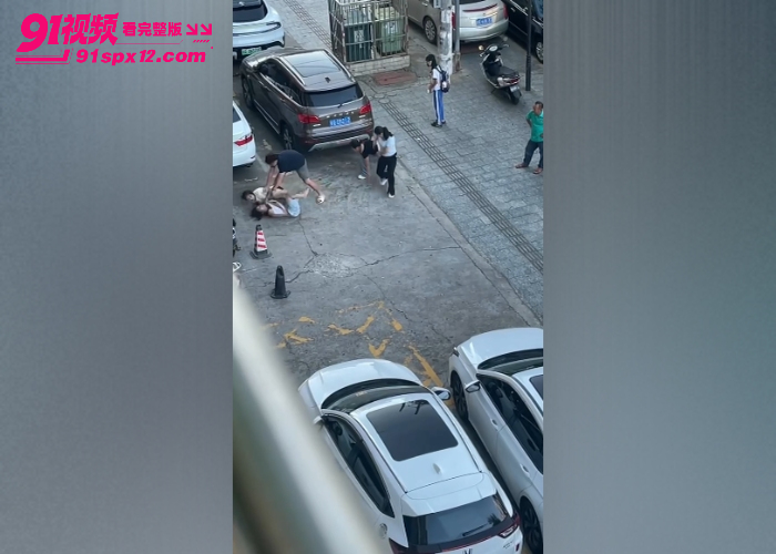 每日一抓街头大乱斗 多人围殴性感小三上演激情撕衣羞辱 现场堪比古惑仔大片看多瓜友直呼过瘾 - 图2