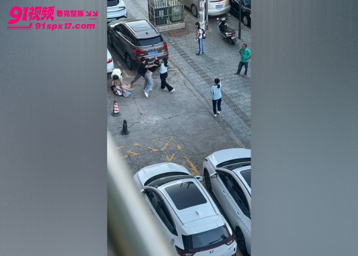 每日一抓街头大乱斗 多人围殴性感小三上演激情撕衣羞辱 现场堪比古惑仔大片看多瓜友直呼过瘾 - 图3