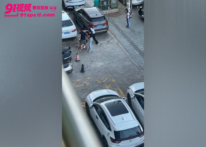 每日一抓街头大乱斗 多人围殴性感小三上演激情撕衣羞辱 现场堪比古惑仔大片看多瓜友直呼过瘾 - 图4