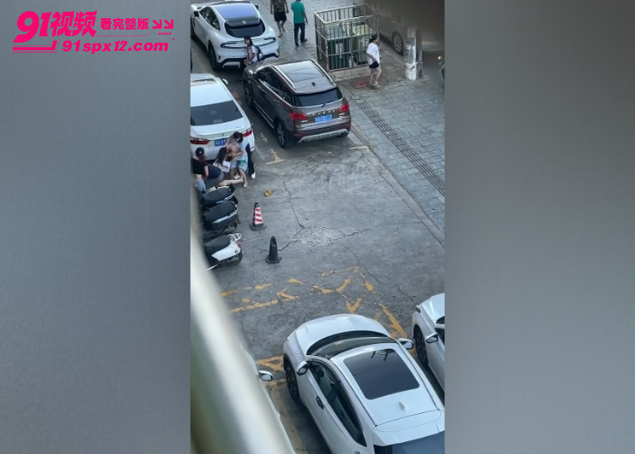 每日一抓街头大乱斗 多人围殴性感小三上演激情撕衣羞辱 现场堪比古惑仔大片看多瓜友直呼过瘾 - 图5