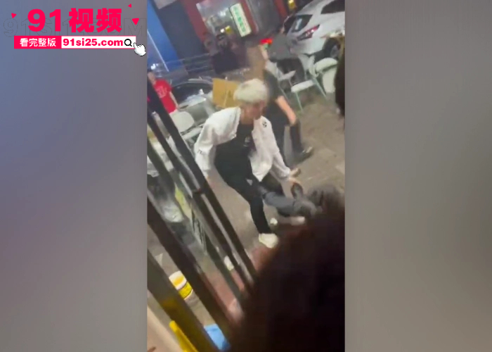 老山城馋猫店门口血战事件 精神小伙下手挺狠啤酒瓶疯狂爆头血流不止 场面十分激烈 - 图1