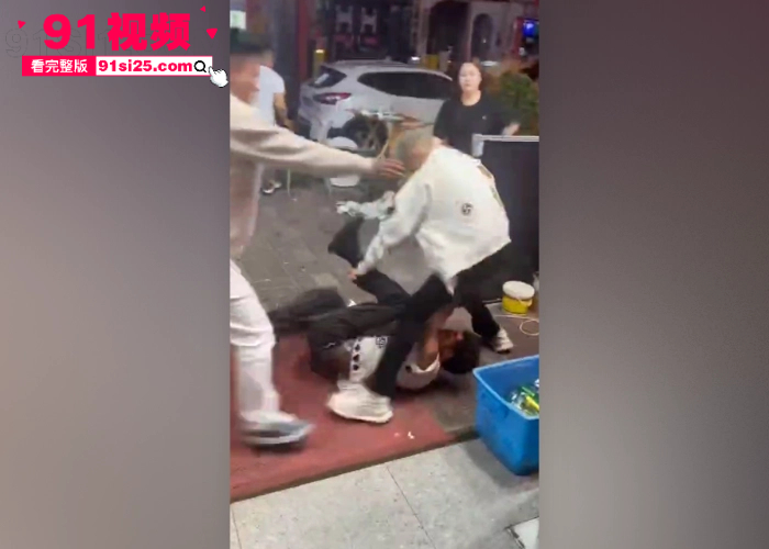 老山城馋猫店门口血战事件 精神小伙下手挺狠啤酒瓶疯狂爆头血流不止 场面十分激烈 - 图2
