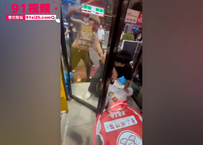 老山城馋猫店门口血战事件 精神小伙下手挺狠啤酒瓶疯狂爆头血流不止 场面十分激烈 - 图3