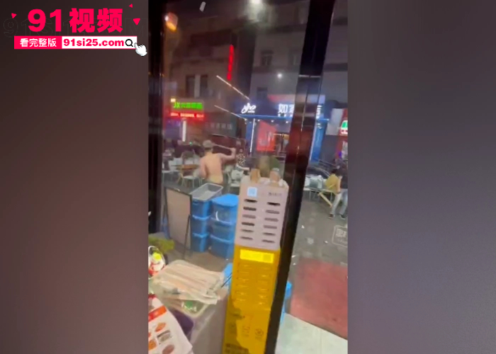 老山城馋猫店门口血战事件 精神小伙下手挺狠啤酒瓶疯狂爆头血流不止 场面十分激烈 - 图4
