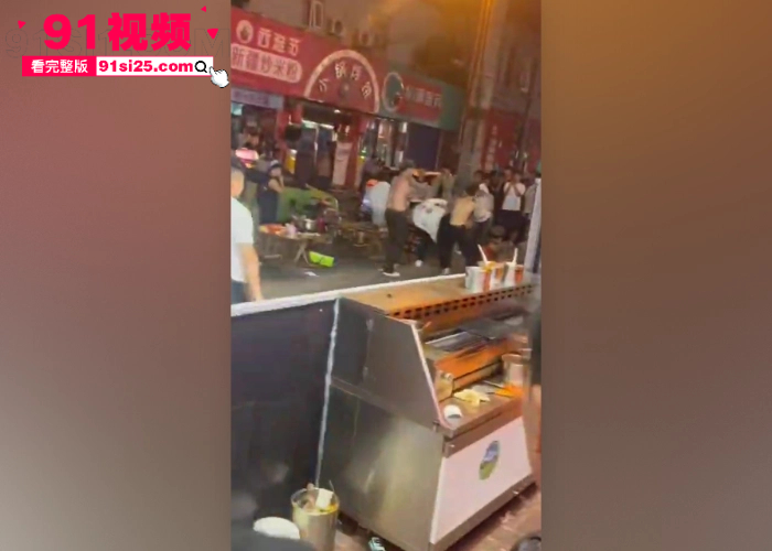 老山城馋猫店门口血战事件 精神小伙下手挺狠啤酒瓶疯狂爆头血流不止 场面十分激烈 - 图5