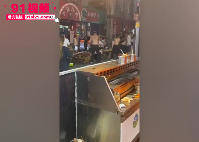 老山城馋猫店门口血战事件 精神小伙下手挺狠啤酒瓶疯狂爆头血流不止 场面十分激烈 - 图6