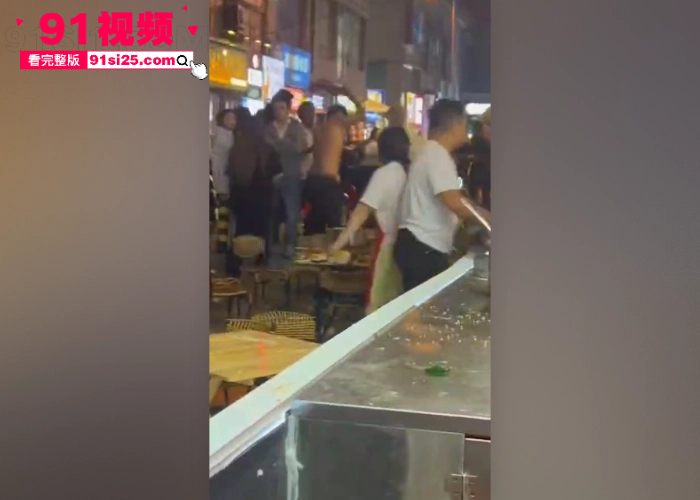 老山城馋猫店门口血战事件 精神小伙下手挺狠啤酒瓶疯狂爆头血流不止 场面十分激烈 - 图7