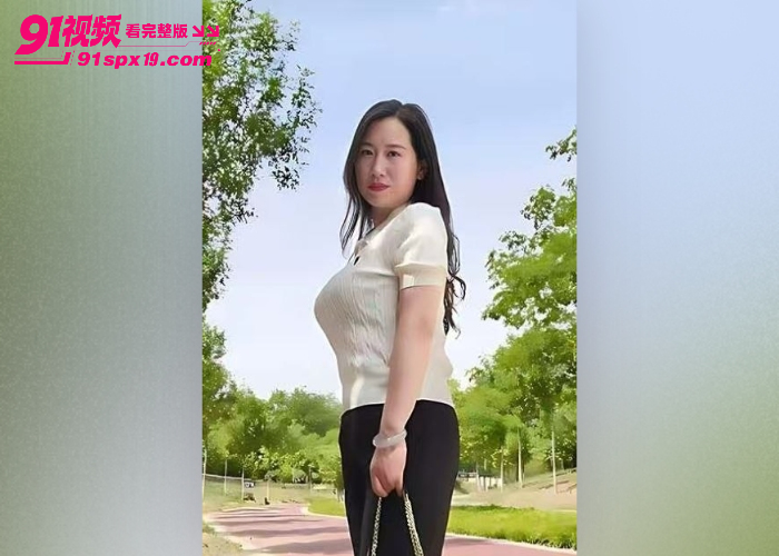 群主约炮极品熟女阿姨 无套插入多毛湿润大蜜穴 高潮浪叫表情超享受 - 图3